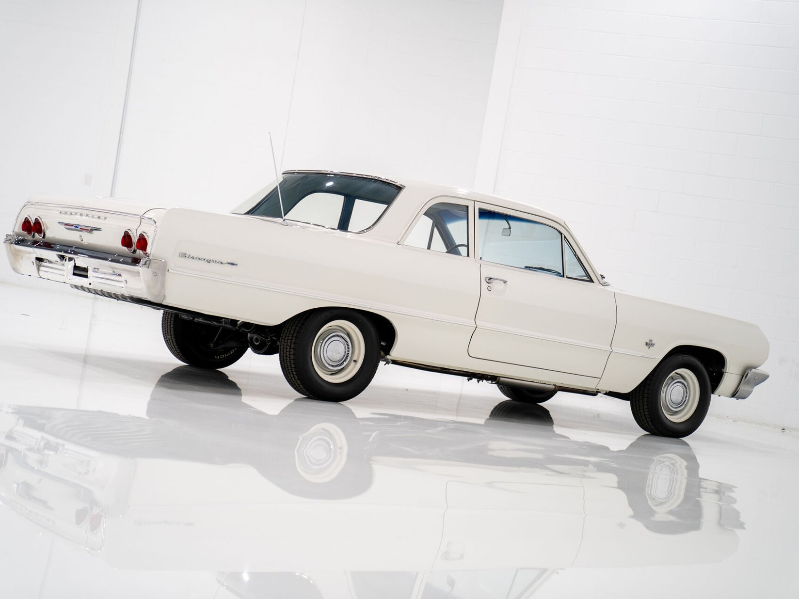 1964 Chevrolet Biscayne Matching 409 / 425HP Transmission 4 Vitesse Complètement Entièrement restauré **PRIX EN USD** White Montreal - photo #9