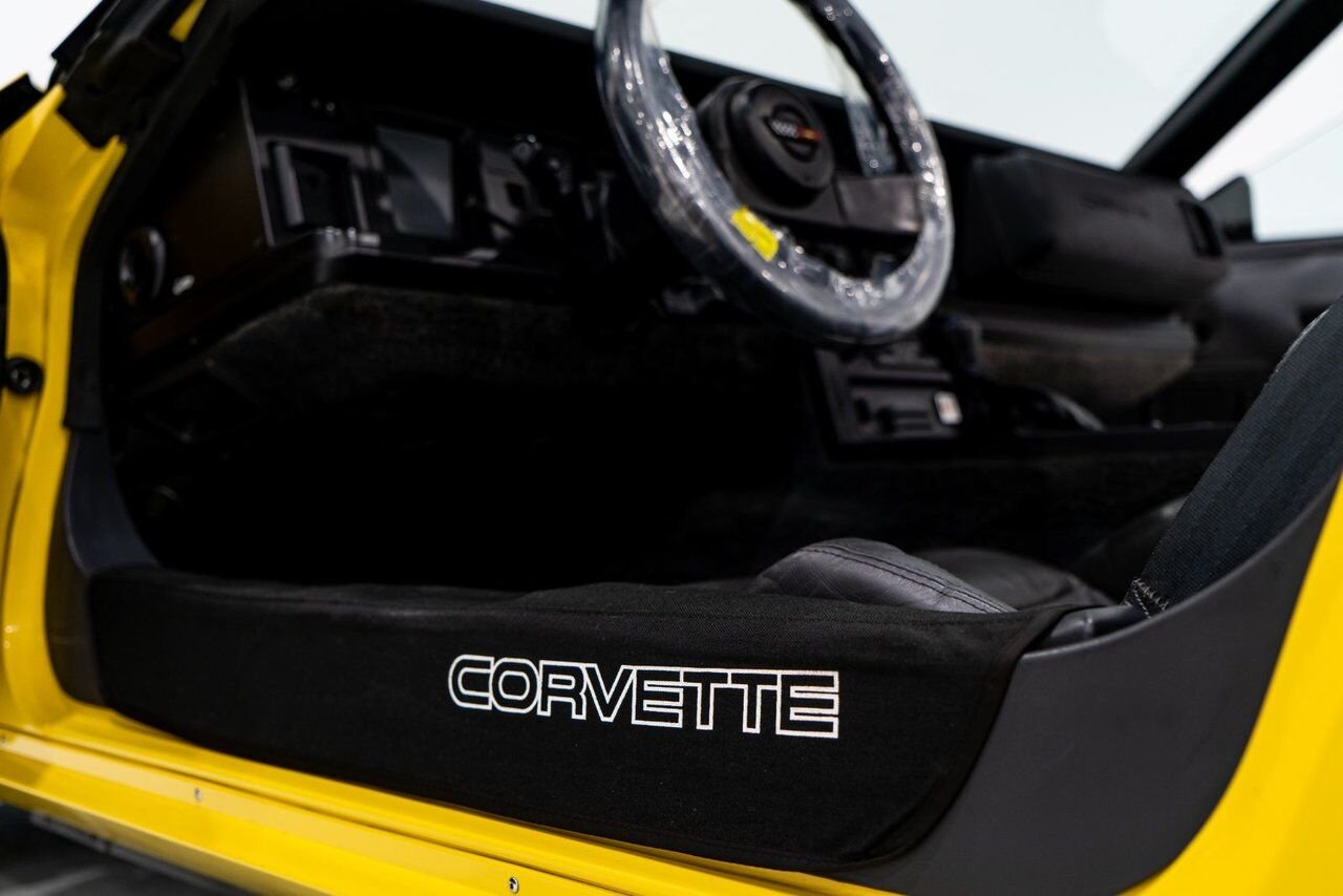 Chevrolet Corvette Pace Car livery with only 17,380km (10,800miles) 1986 Jaune Montréal - photo #105