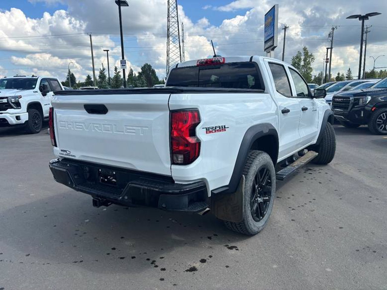 2023 Chevrolet Colorado 4WD Crew Cab Trail Boss White Sherwood Park - photo #4