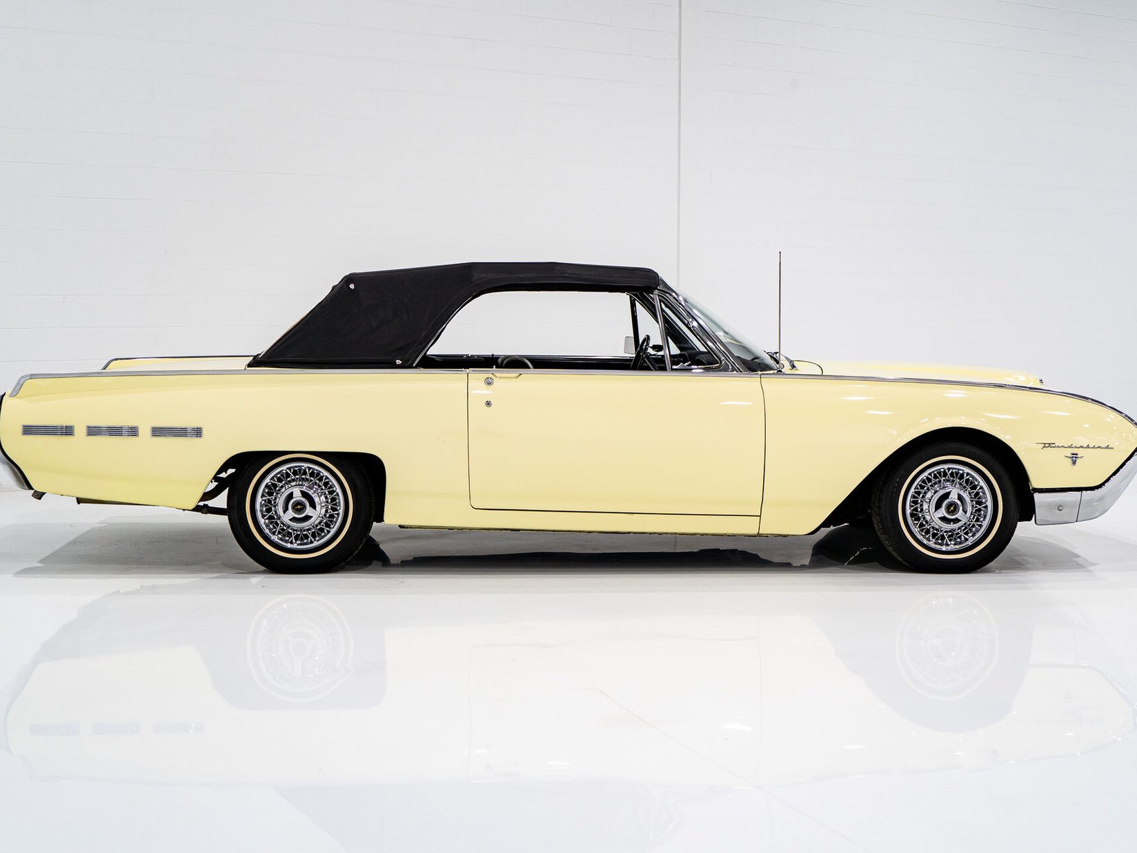 Ford Thunderbird Beautifully Presented From Older Restoration with original bill of sale 1962 Jaune Montréal - photo #48