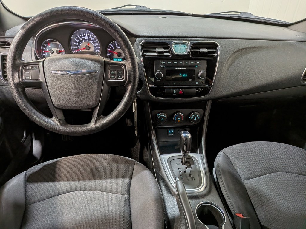 Chrysler 200 4dr Sdn LX 2013 Argent Val-David - photo #23