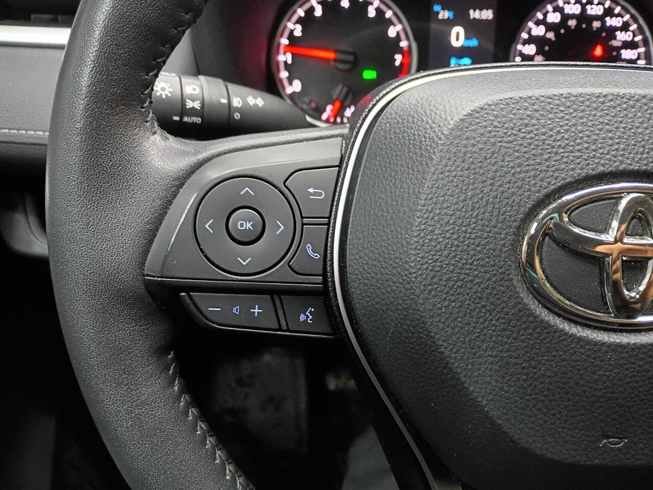 2021 Toyota RAV4 White Blainville - photo #25