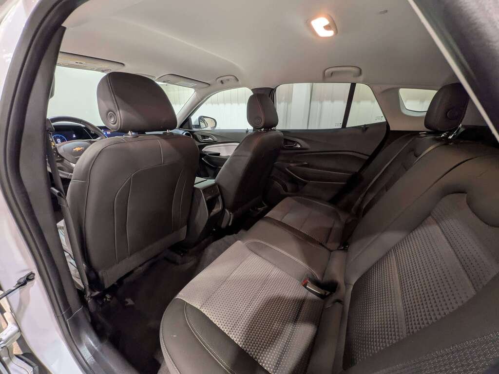 2025 Chevrolet Trax FWD 4dr LT White Val-David - photo #8