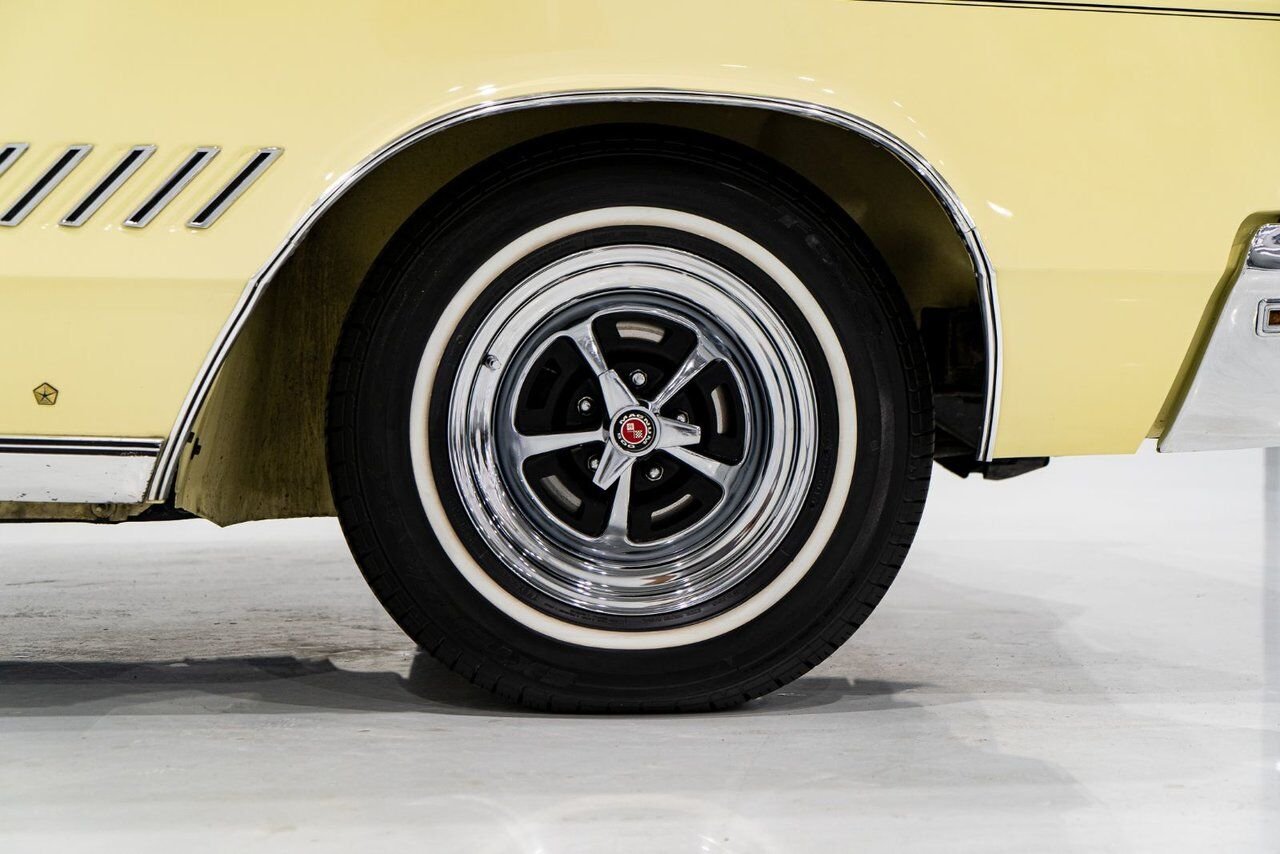 Chrysler 300 PRIX EN USD 440cu.in. Fully restored example 1968 Jaune Montréal - photo #51