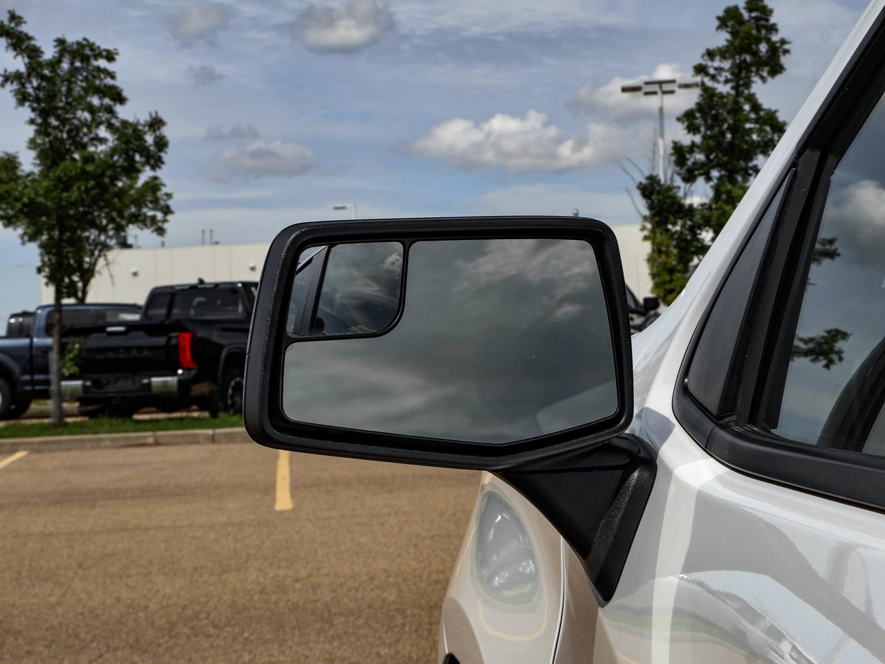 2025 Chevrolet Silverado 1500 4WD Crew Cab 147 Custom White Sherwood Park - photo #12