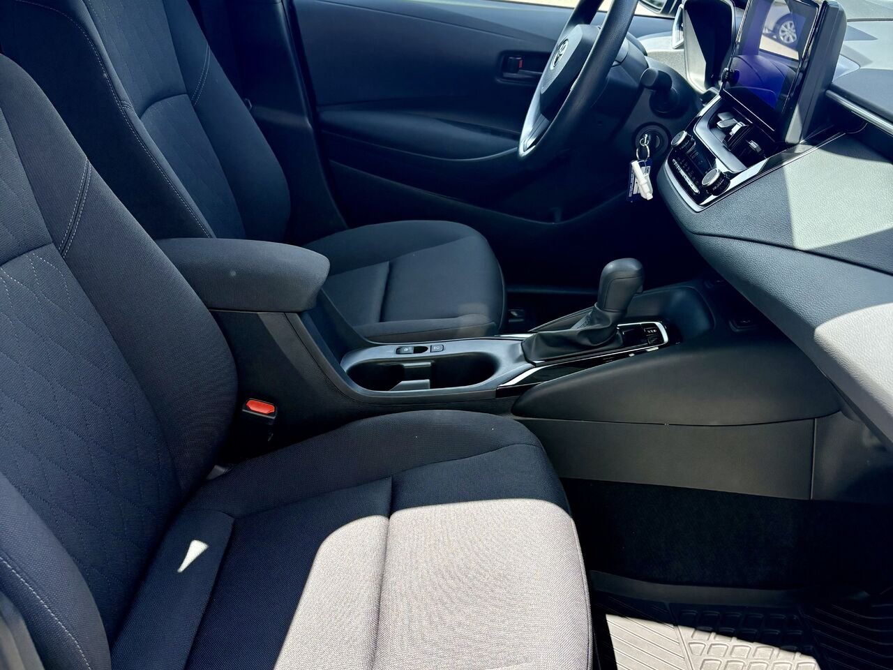 2024 Toyota COROLLA Blue Mont-Laurier - photo #13