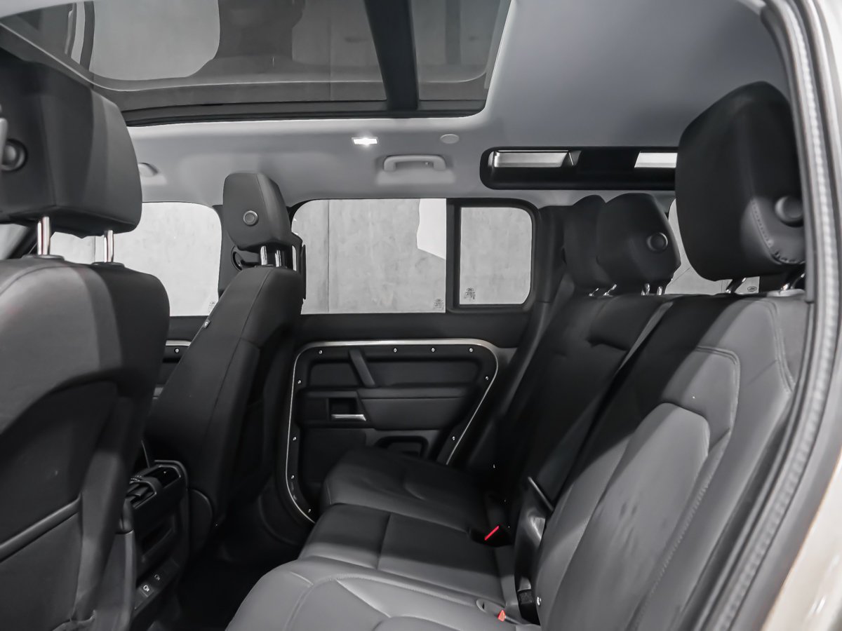 2025 Land Rover Defender S Green Montreal - photo #30