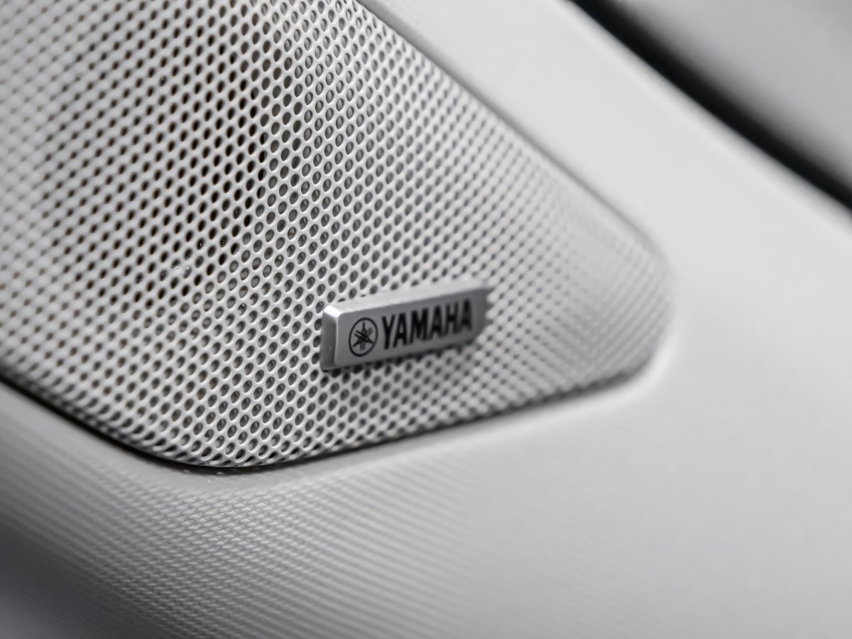 2026 Mitsubishi Outlander Plug-In Hybrid SE White Diamond Premium Finish Montreal - photo #14