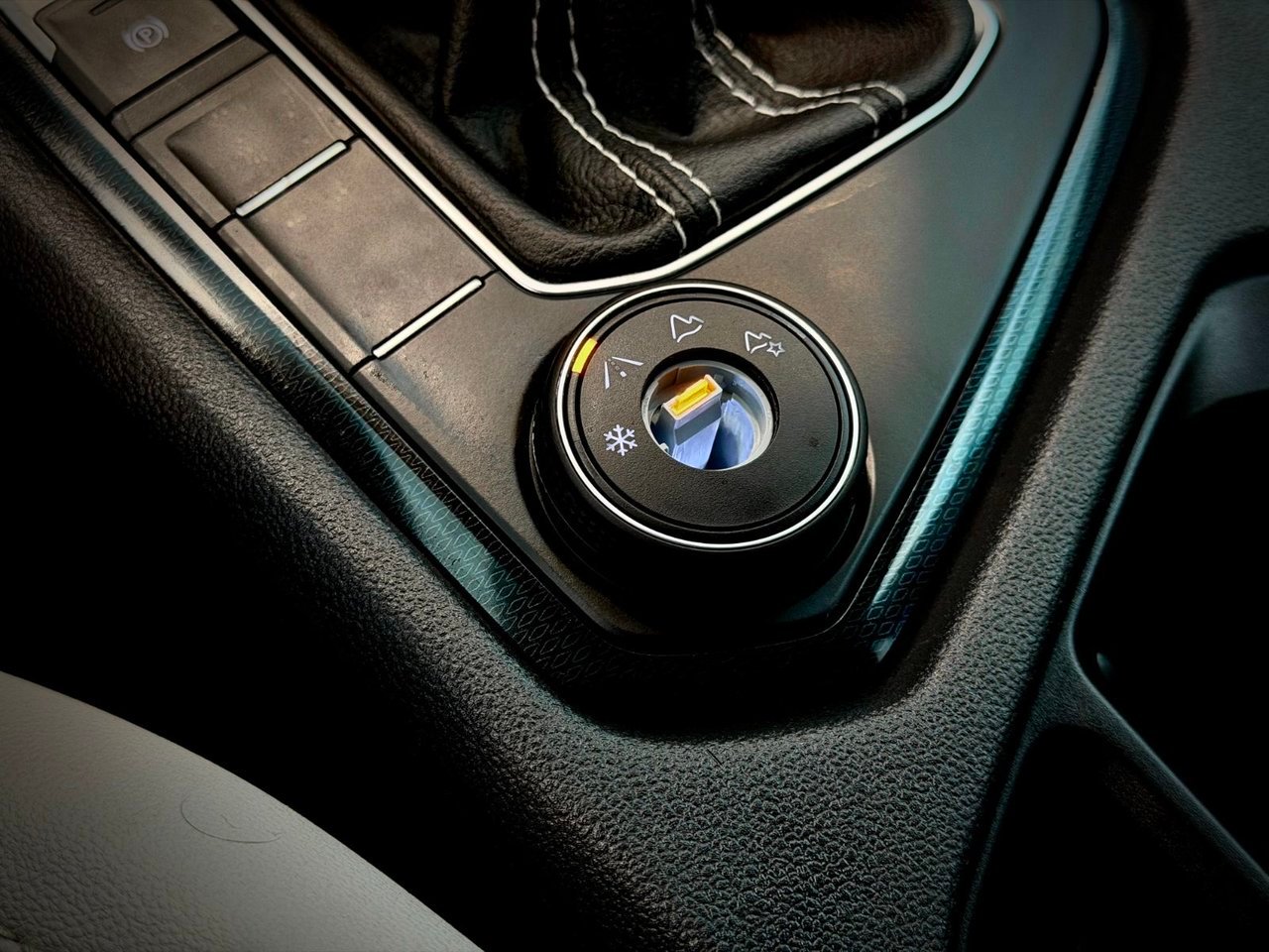 2025 Volkswagen Taos Silver Notre-Dame-des-Prairies - photo #32