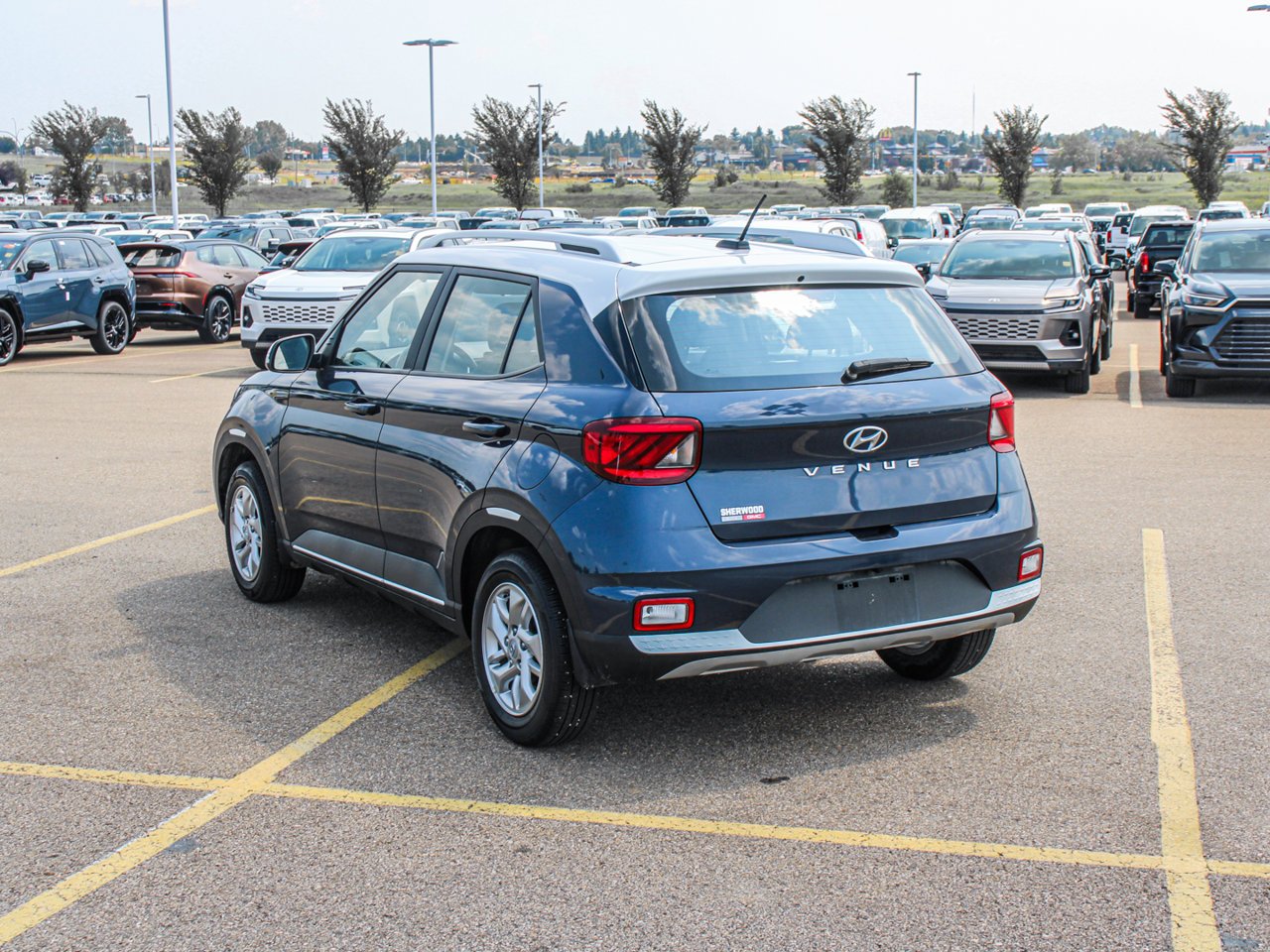 2023 Hyundai Venue Preferred IVT w/Two-Tone Blue Sherwood Park - photo #5