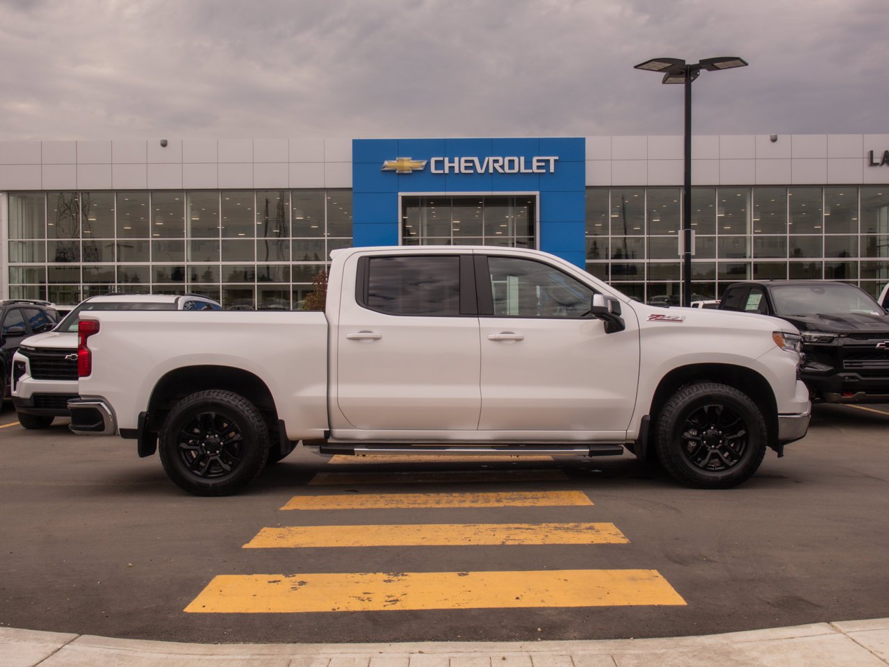 2024 Chevrolet Silverado 1500 4WD Crew Cab 147 LT White Sherwood Park - photo #11