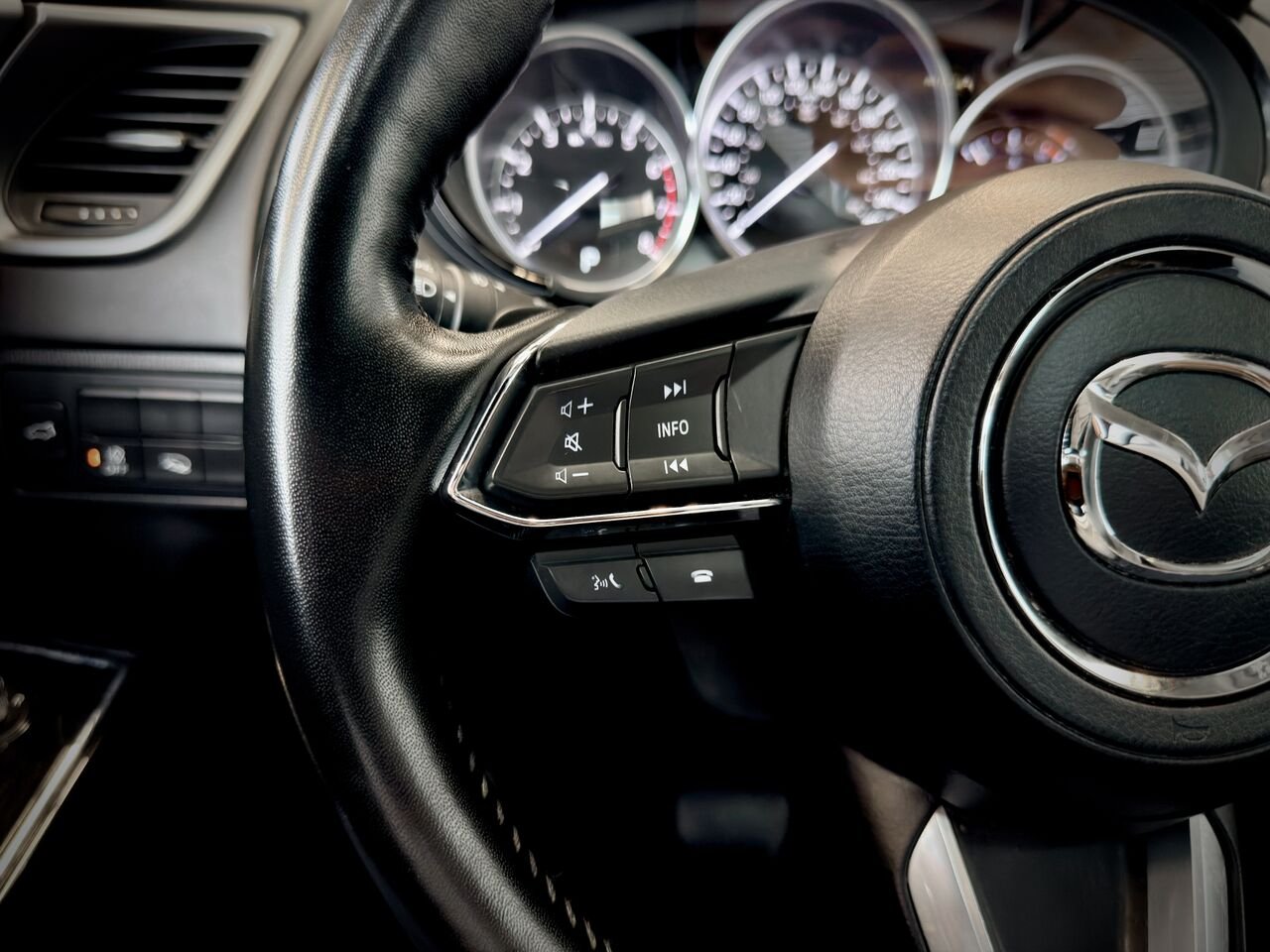 2023 Mazda CX-9 Silver Notre-Dame-des-Prairies - photo #18