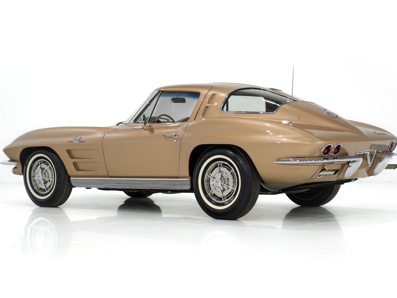 Chevrolet Corvette Fuel Injection Moteur Matching 327 à injection développant 360 chevaux | PRICE IN USD 1963 Beige Montréal - photo #1