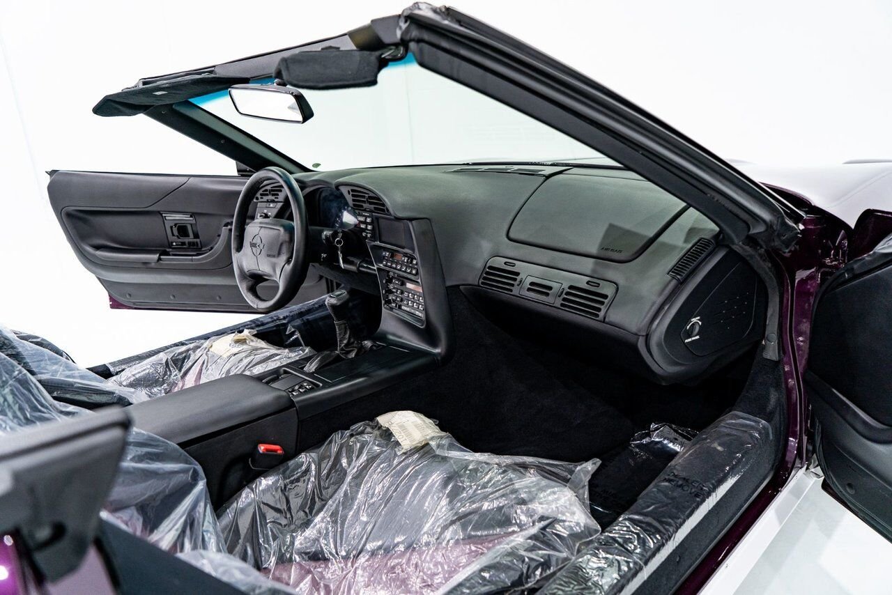 Chevrolet Corvette *PRIX EN USD* RPO Z4Z PACE CAR PRESENTED IN DELIVERY PACKAGING WITH ONLY 192MILES (307KM) FROM NEW 1995 Blanc Montréal - photo #101
