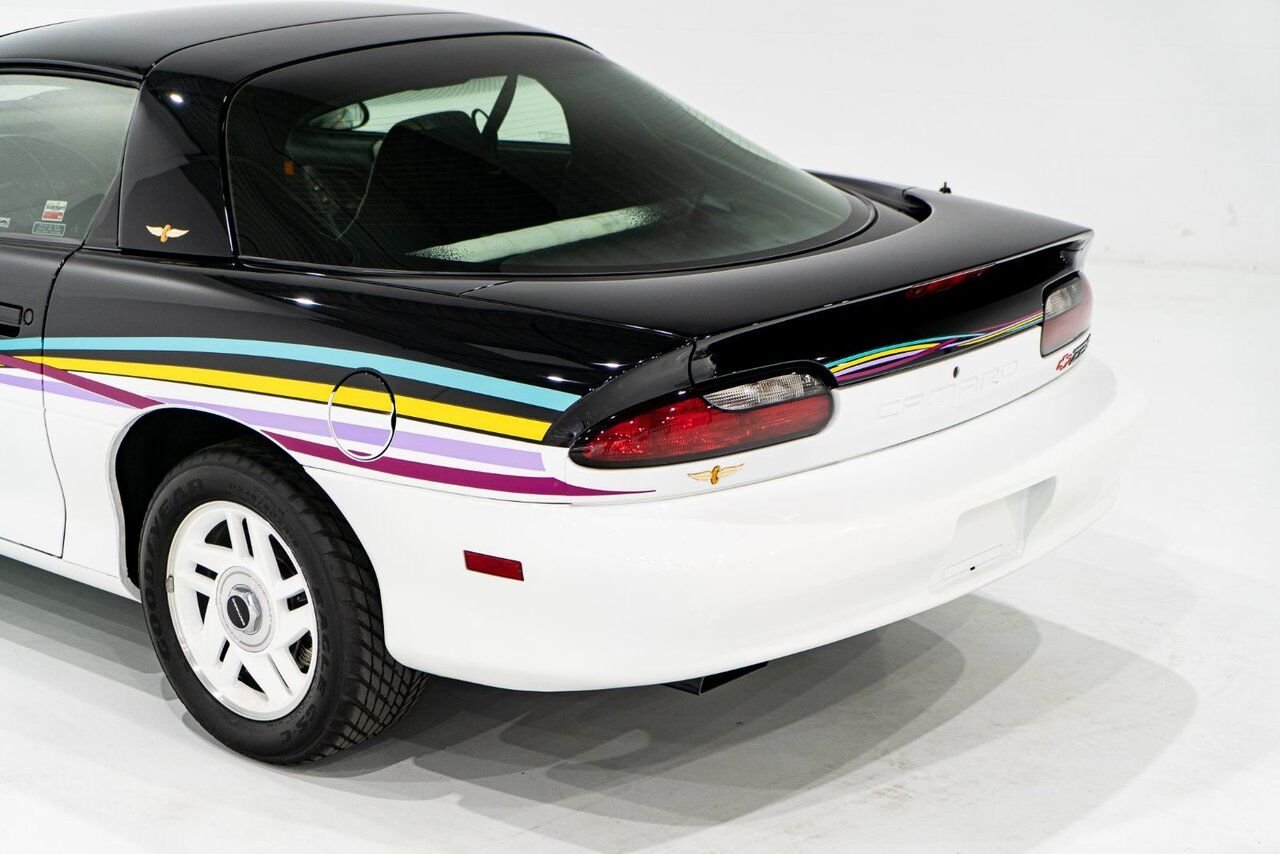 1993 Chevrolet CAMARO Z28 PRIX EN USD | Pace Car with only 957km (595mi) with original window sticker Black Montreal - photo #26
