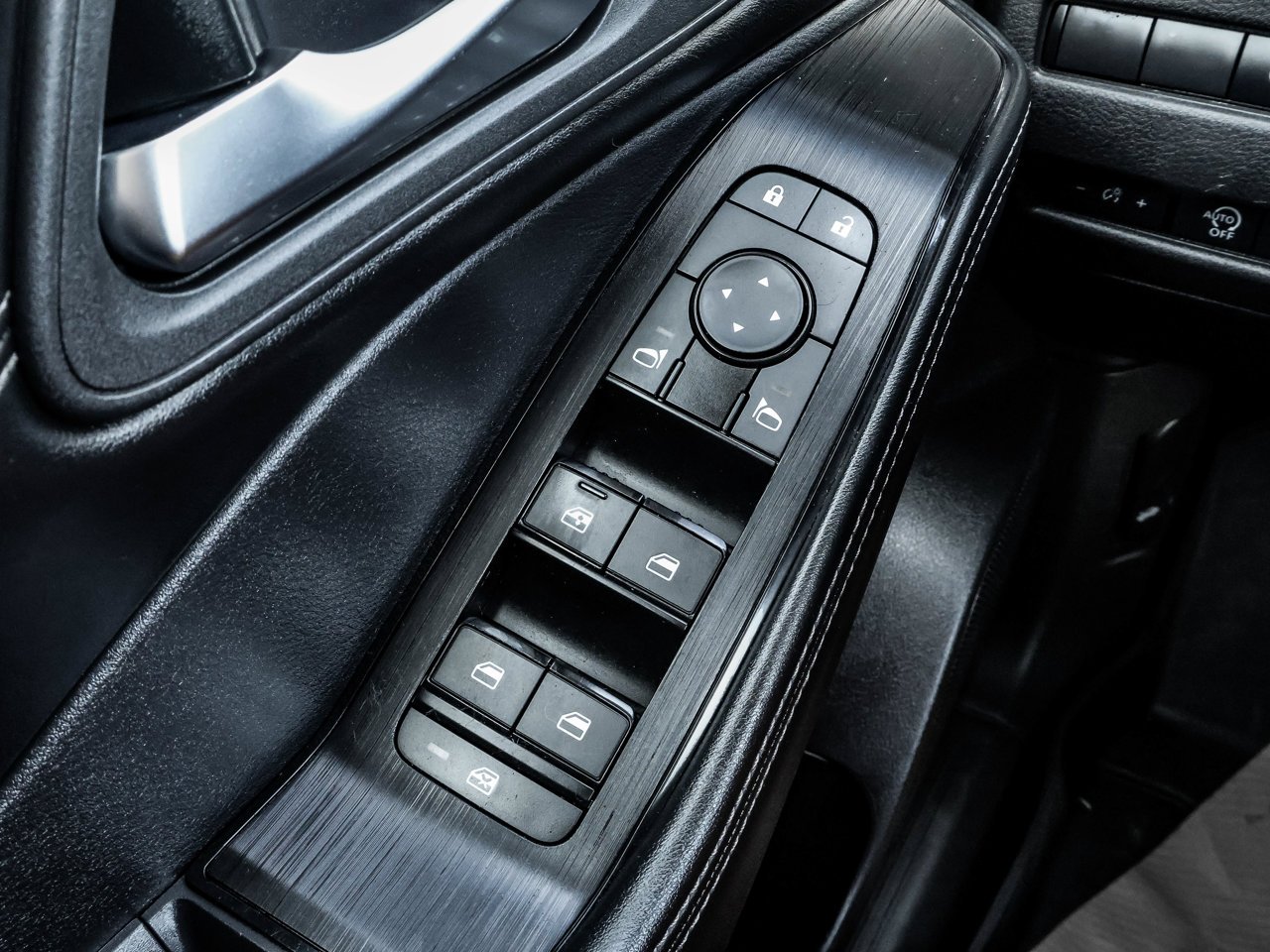 2024 Nissan Rogue AWD SV Moonroof White Sherwood Park - photo #18