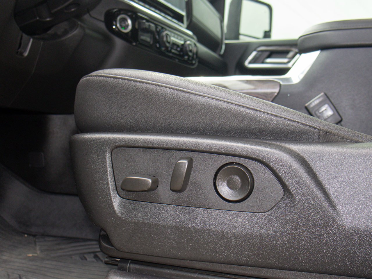 2025 Chevrolet Silverado 2500HD 4WD Crew Cab 159 LTZ White Sherwood Park - photo #20