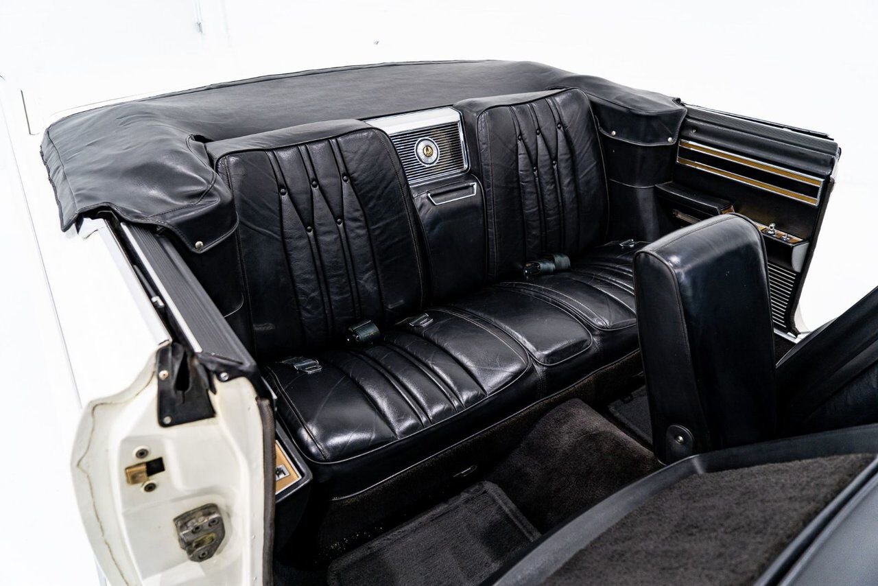 Chrysler IMPERIAL Unrestored with only 31,056 original miles **PRICE IN USD** 1968 Blanc Montréal - photo #7
