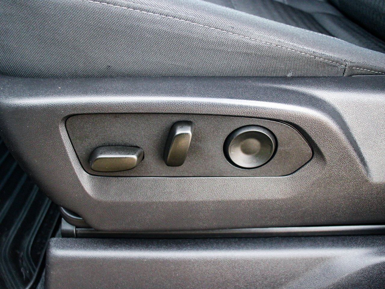 2025 Chevrolet Silverado 1500 4WD Crew Cab 157 Custom White Sherwood Park - photo #14
