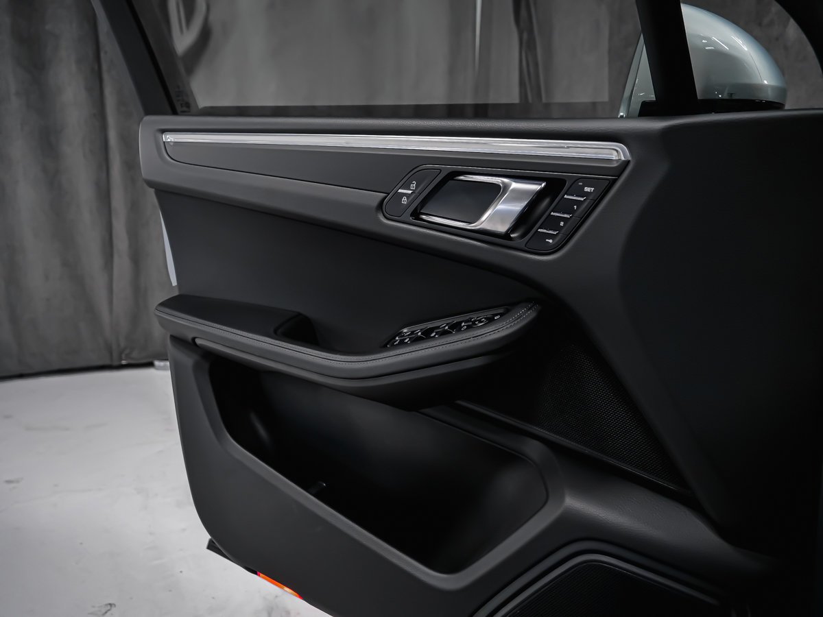 Porsche Macan T 2025 Noir Montréal - photo #11