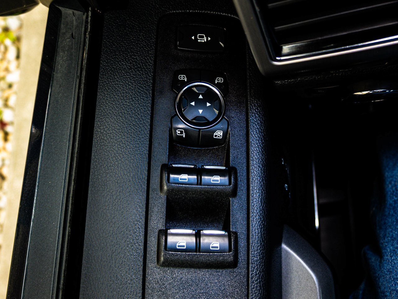 2022 Ford Super Duty F-350 SRW Platinum 4WD Crew Cab 6.75' Box Black Sherwood Park - photo #17