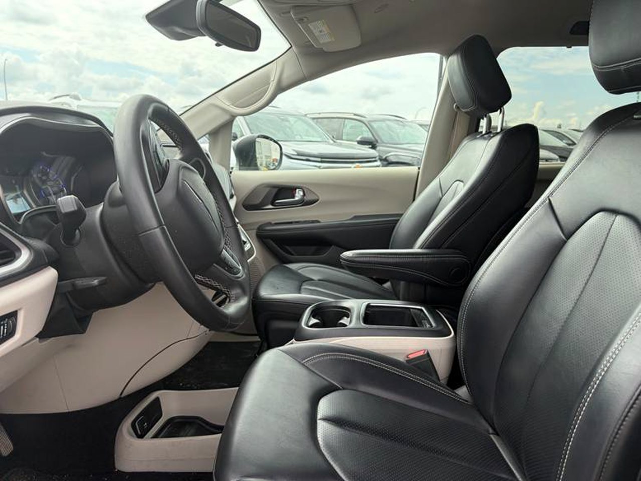 2023 Chrysler Pacifica Touring L AWD Black Sherwood Park - photo #5