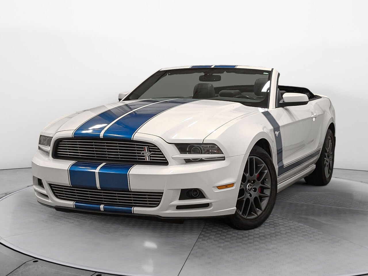 2013 Ford MUSTANG Convertible V6 Premium Automatique White Sherbrooke - photo #1