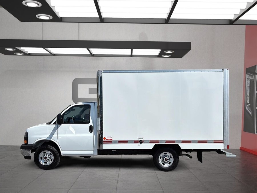 2026 GMC Savana Commercial Cutaway 2026 SUMMIT WHITE