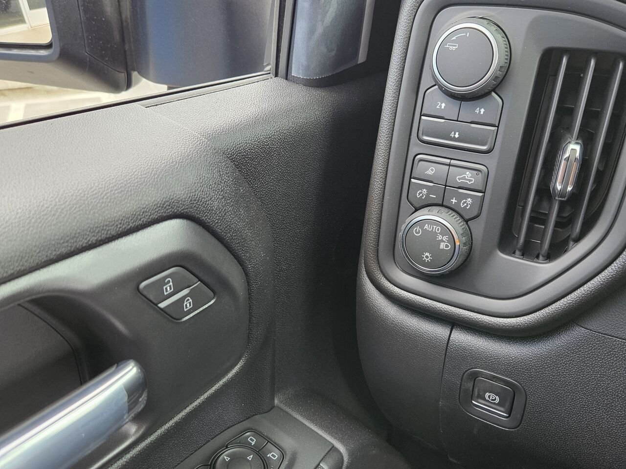 Chevrolet Silverado 2500HD Custom cabine multiplace 4RM 159 po 2026 NOIR Thetford Mines - photo #10