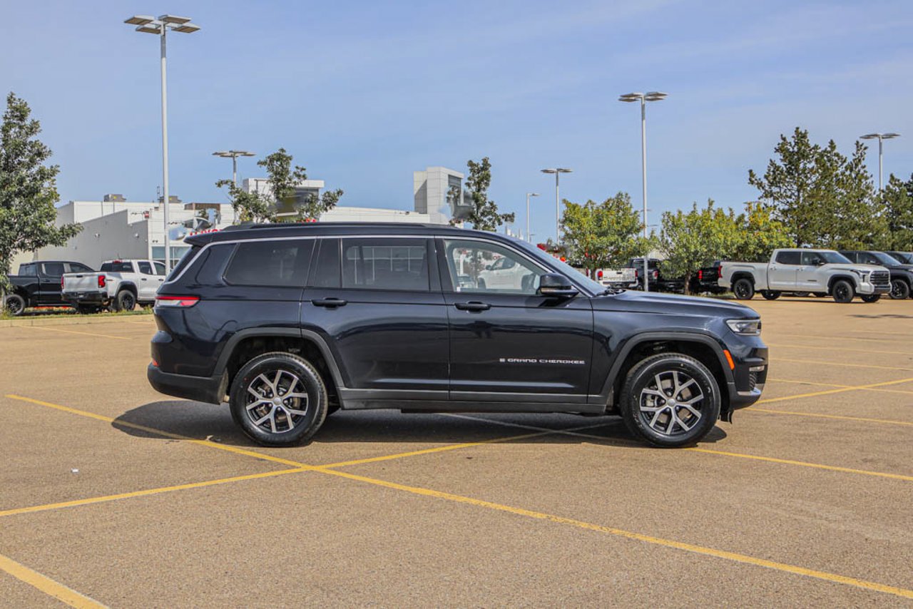 2024 Jeep Grand Cherokee L Limited 4x4 Blue Sherwood Park - photo #9