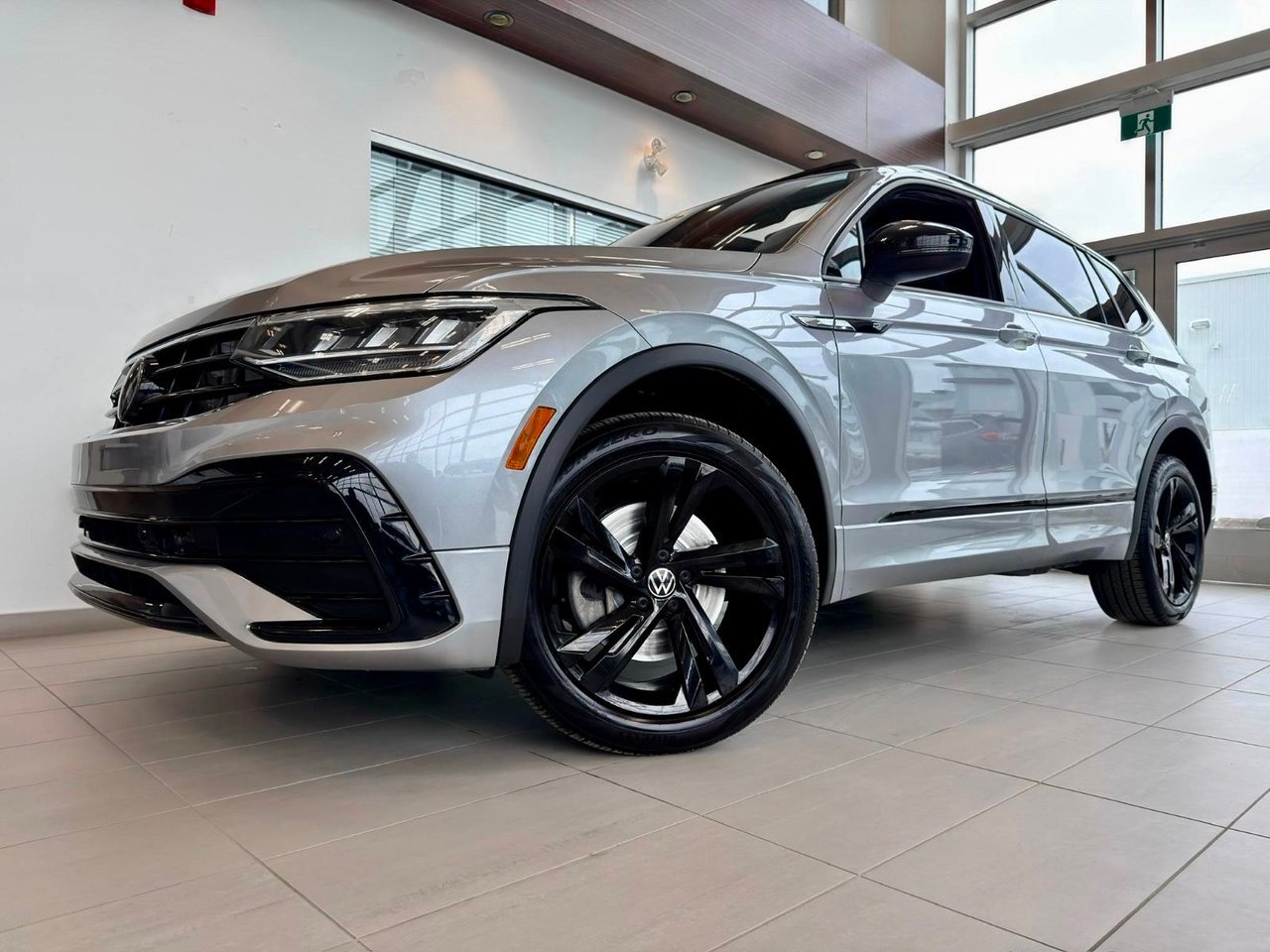 2024 Volkswagen Tiguan Silver Notre-Dame-des-Prairies - photo #1