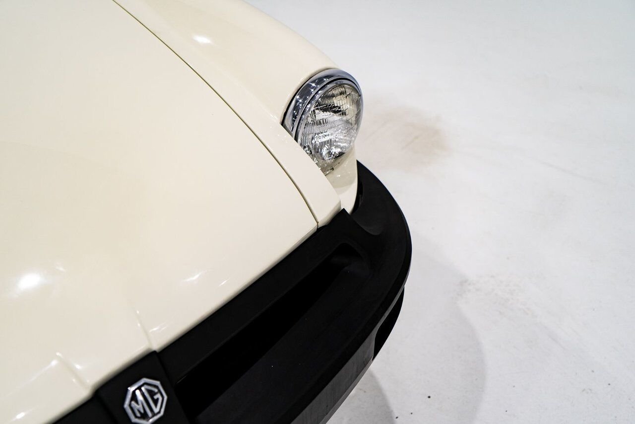 1979 MG B Beautifully presented from former complete restoration White Montreal - photo #46