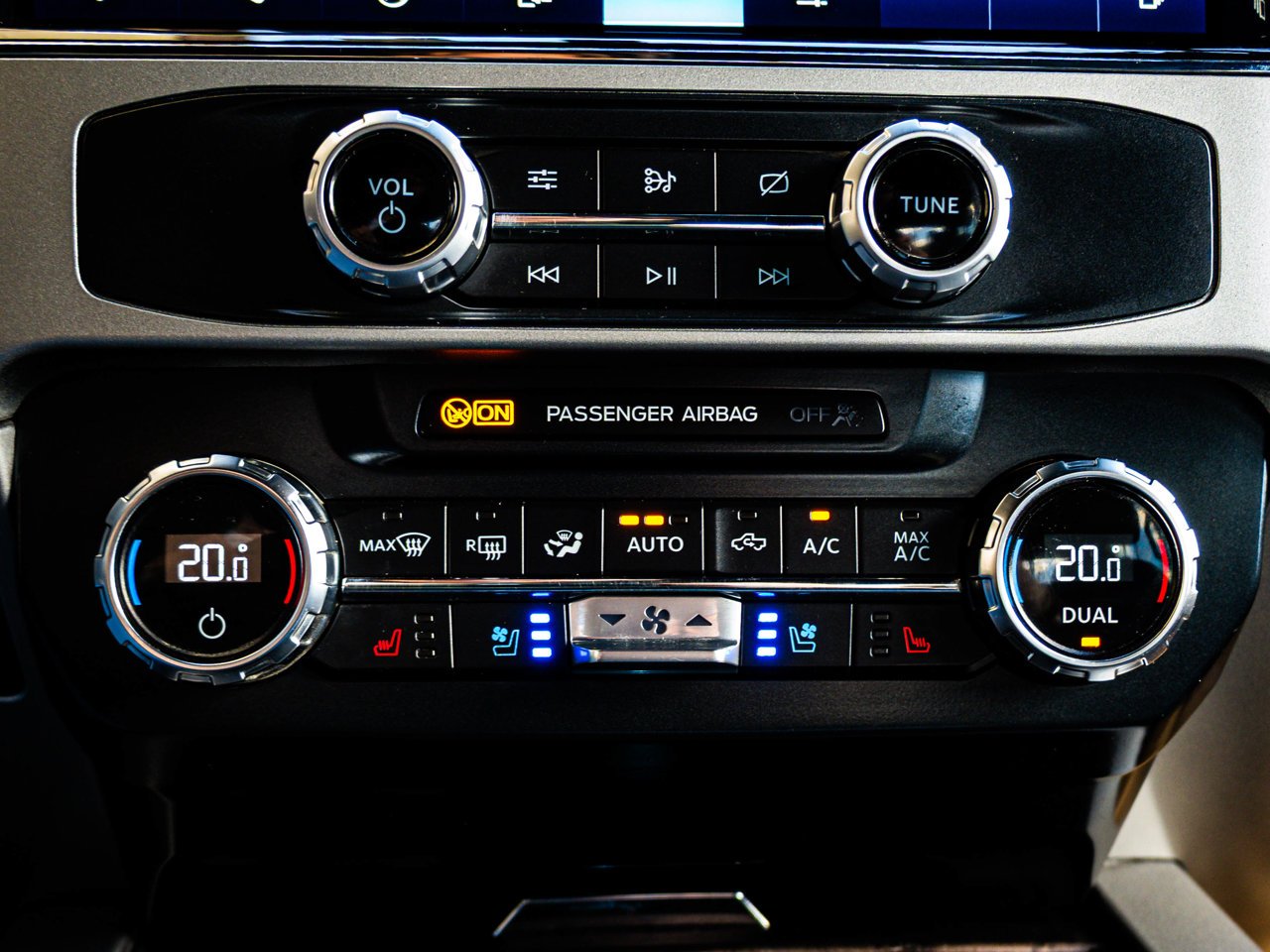 2022 Ford Super Duty F-350 SRW LARIAT 4WD Crew Cab 6.75' Box Black Sherwood Park - photo #26