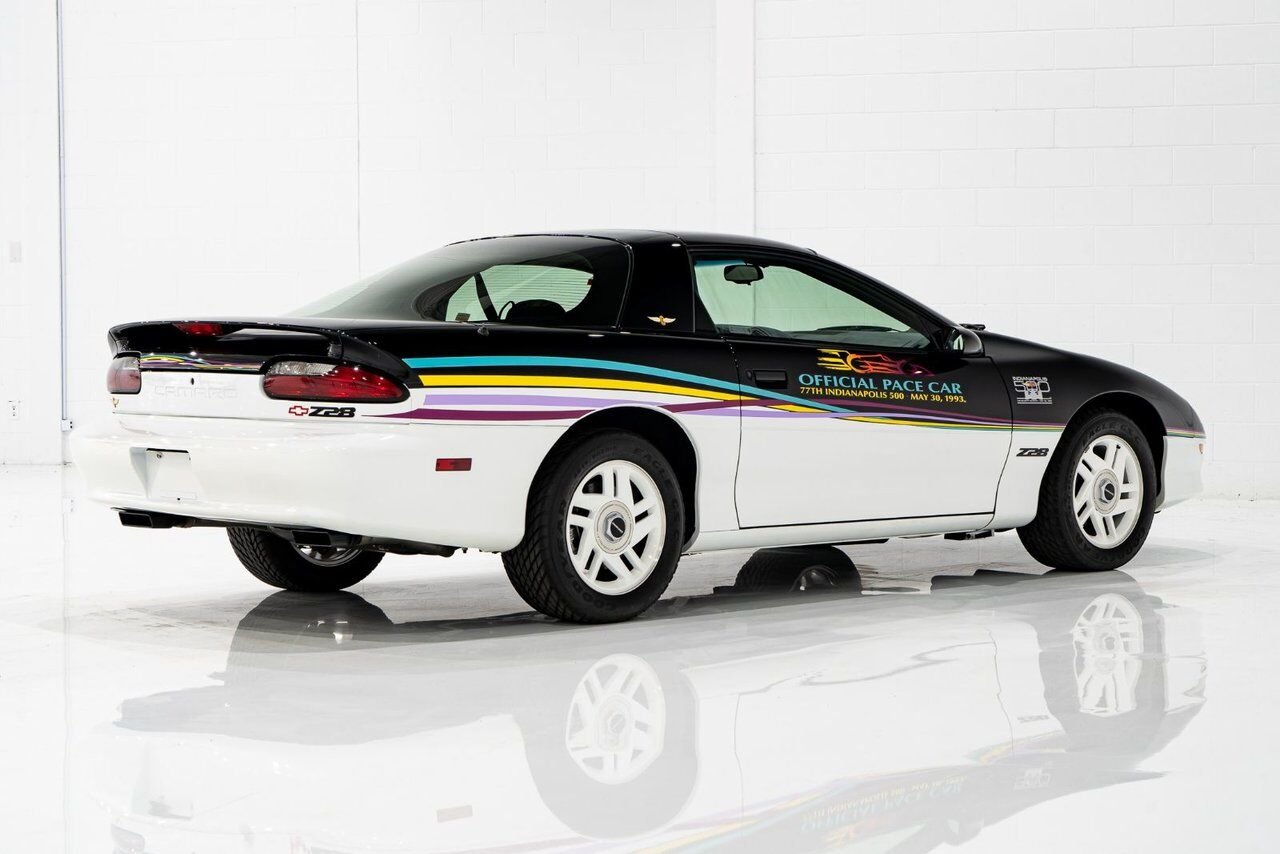 1993 Chevrolet CAMARO Z28 PRIX EN USD | Pace Car with only 957km (595mi) with original window sticker Black Montreal - photo #21