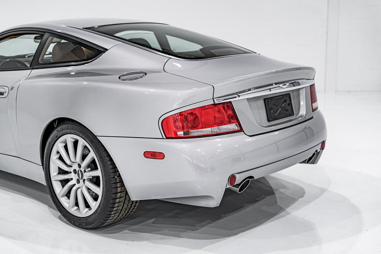 Aston Martin Vanquish PRIX EN USD | ORIGINAL MSRP OF $225,000 USD - FACTORY UPGRADE TO VANQUISH S TRANSMISSION 2003 Gris Montréal - photo #3