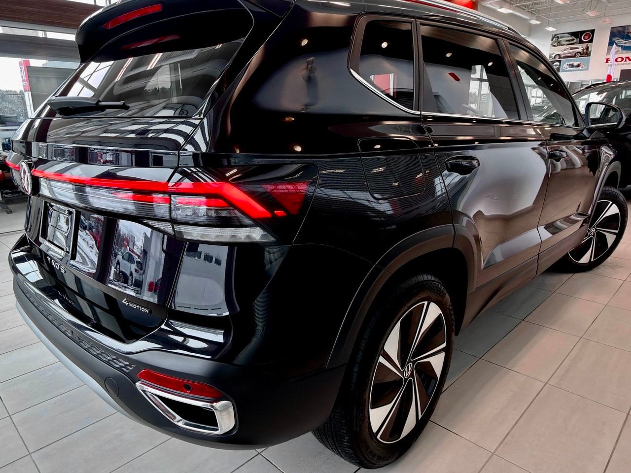 2025 Volkswagen Taos Silver Notre-Dame-des-Prairies - photo #10