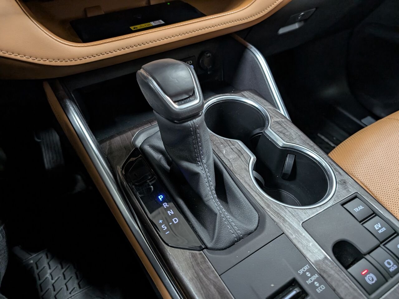 2025 Toyota Highlander Hybrid 5TDEBRCH9SS646479 Midnight Black Metallic Sherbrooke - photo #22