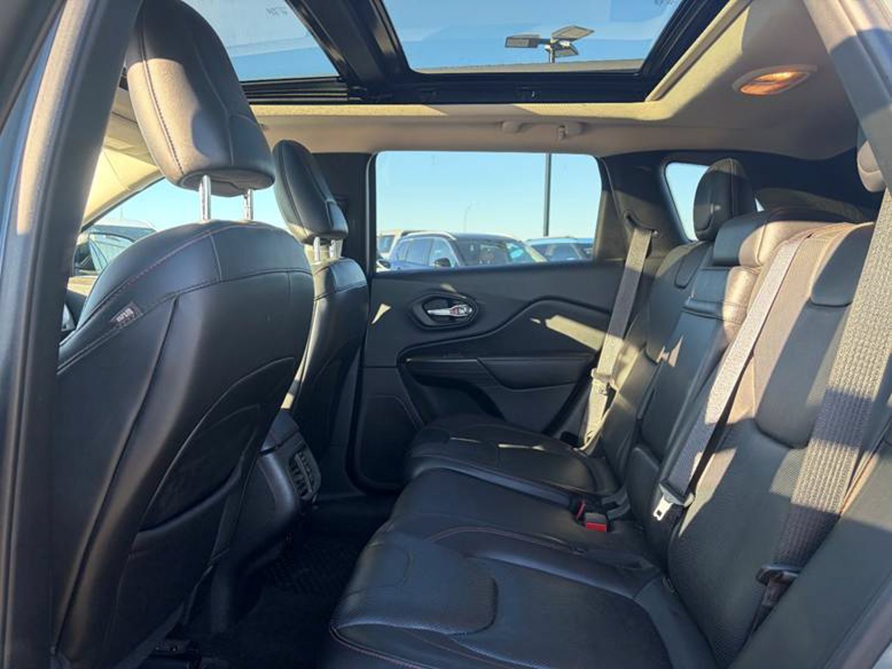 2015 Jeep Cherokee 4WD 4dr Trailhawk gray Sherwood Park - photo #5