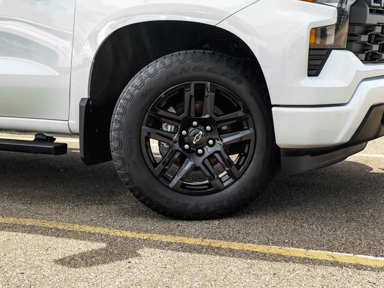 2025 Chevrolet Silverado 1500 4WD Crew Cab 147 Custom White Sherwood Park - photo #10