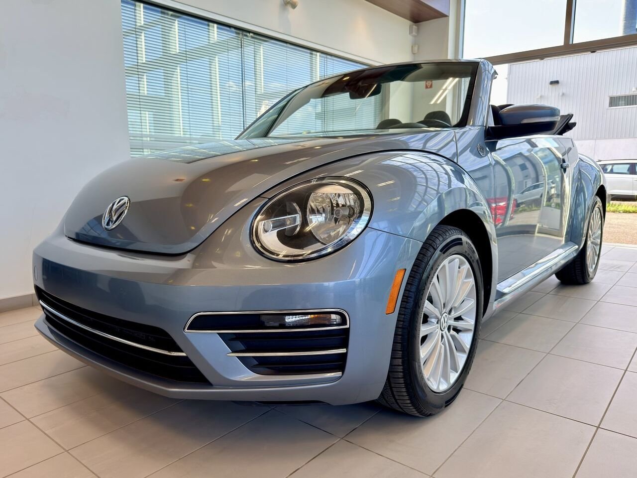 Volkswagen Beetle Convertible 2019 Bleu Notre-Dame-des-Prairies - photo #4