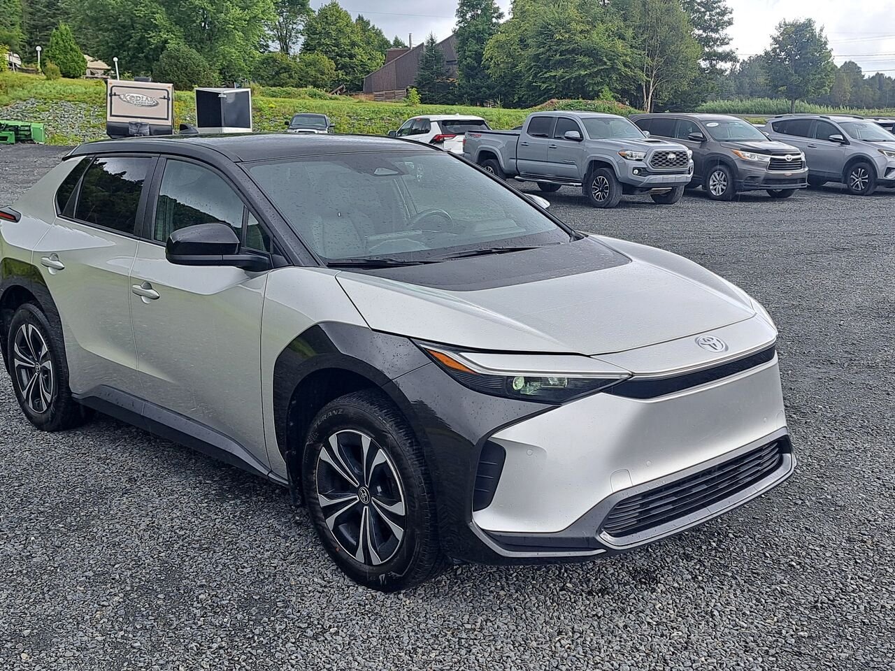 2023 Toyota bZ4X XLE TI Elemental Silver with Black Roof Lac-Etchemin - photo #6