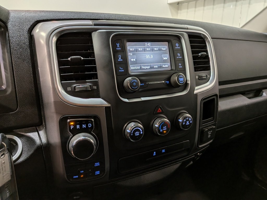 Ram 1500 Classic SLT 4x4 Crew Cab 5'7" Box 2023 Gris Val-David - photo #24