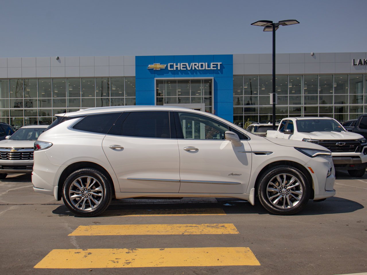 2024 Buick Enclave AWD 4dr Avenir White Sherwood Park - photo #12