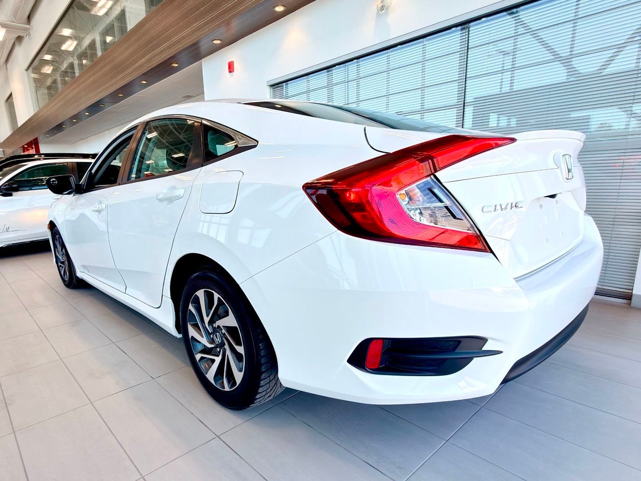 2018 Honda Civic Sedan White Notre-Dame-des-Prairies - photo #8