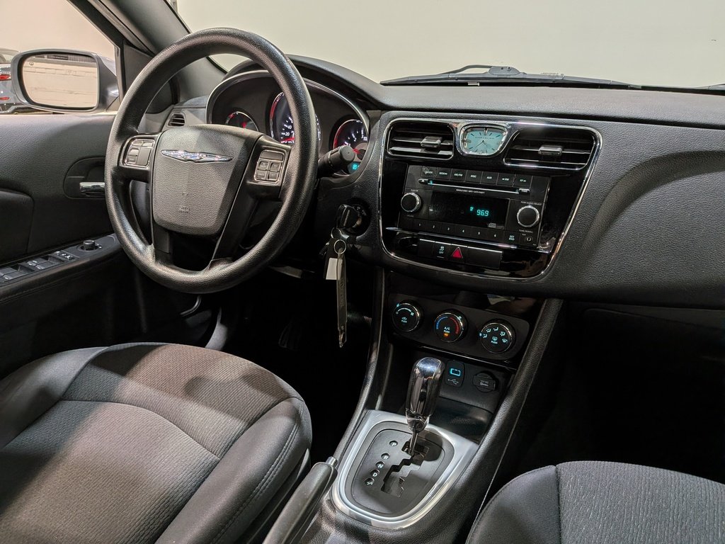 Chrysler 200 4dr Sdn LX 2013 Argent Val-David - photo #17