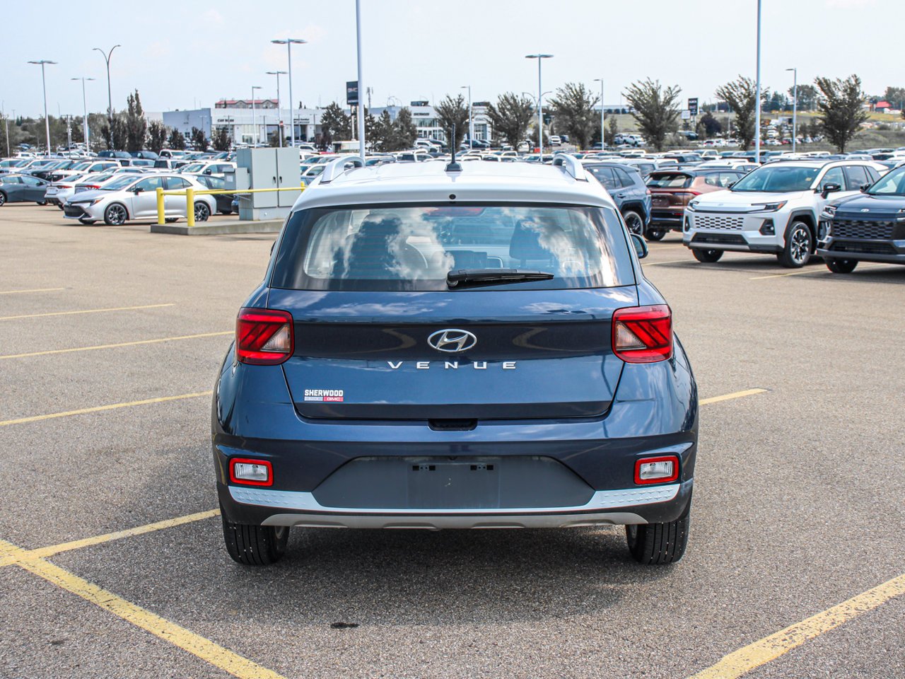 2023 Hyundai Venue Preferred IVT w/Two-Tone Blue Sherwood Park - photo #6