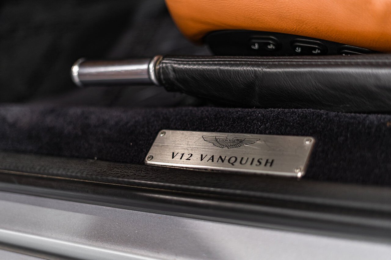 Aston Martin Vanquish PRIX EN USD | ORIGINAL MSRP OF $225,000 USD - FACTORY UPGRADE TO VANQUISH S TRANSMISSION 2003 Gris Montréal - photo #65