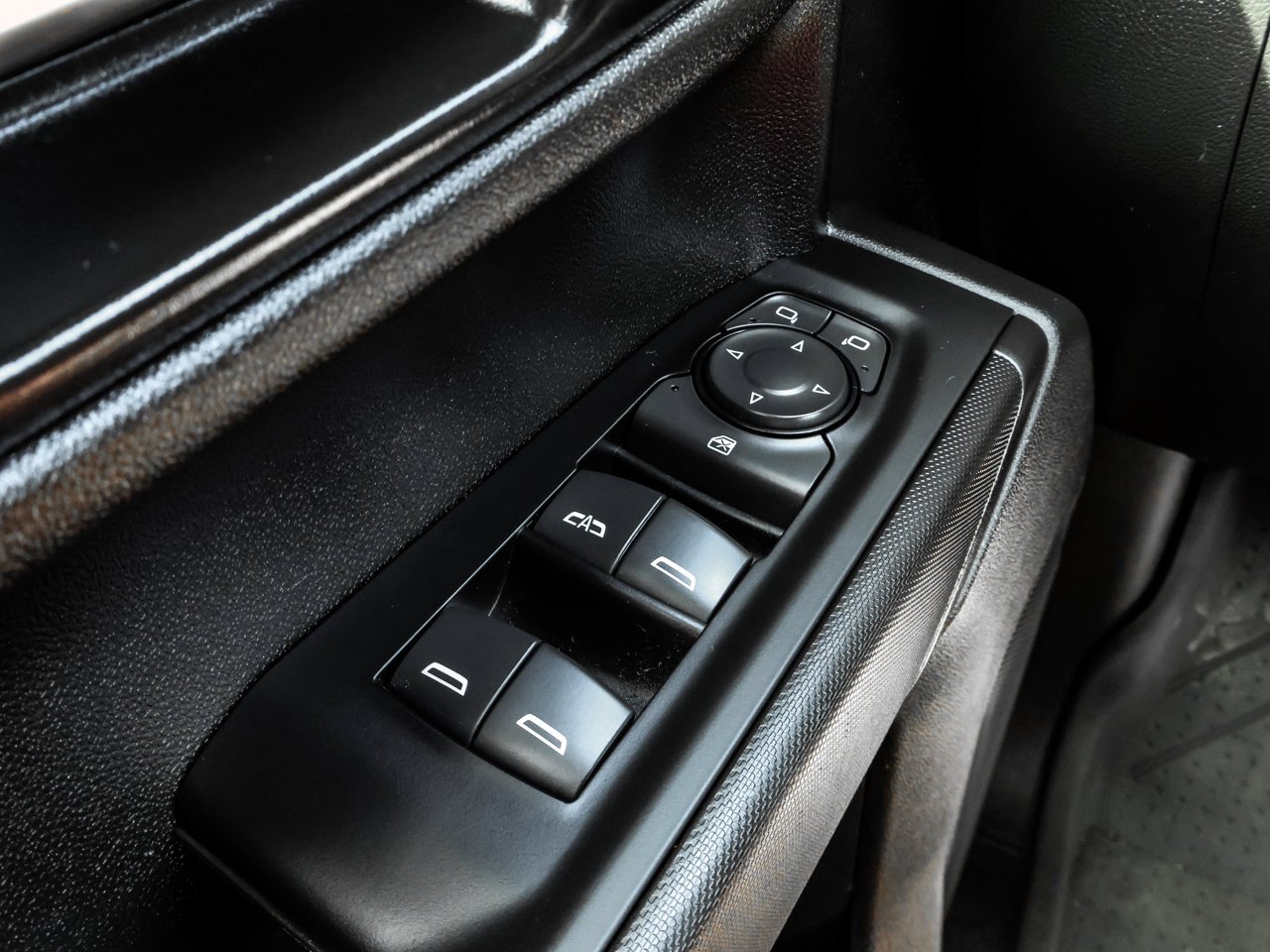 2025 Chevrolet Silverado 1500 4WD Crew Cab 147 Custom White Sherwood Park - photo #18