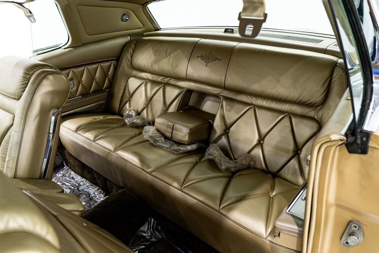 Lincoln Continental Only 687 miles from new. Unrestored example **PRICE IN USD** 1969 Or Montréal - photo #12