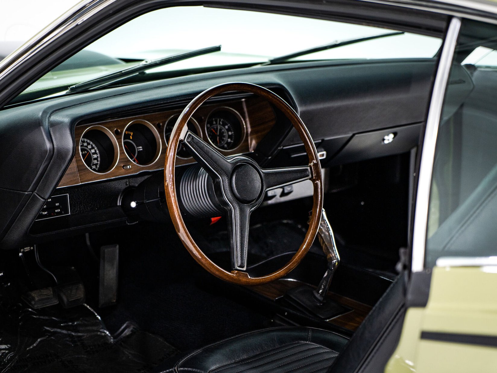 Plymouth HEMI Cuda 1 de 3 Exemplaires Utilisés par la Division Course de Chrysler France **PRIX EN USD** 1970 Vert Montréal - photo #10